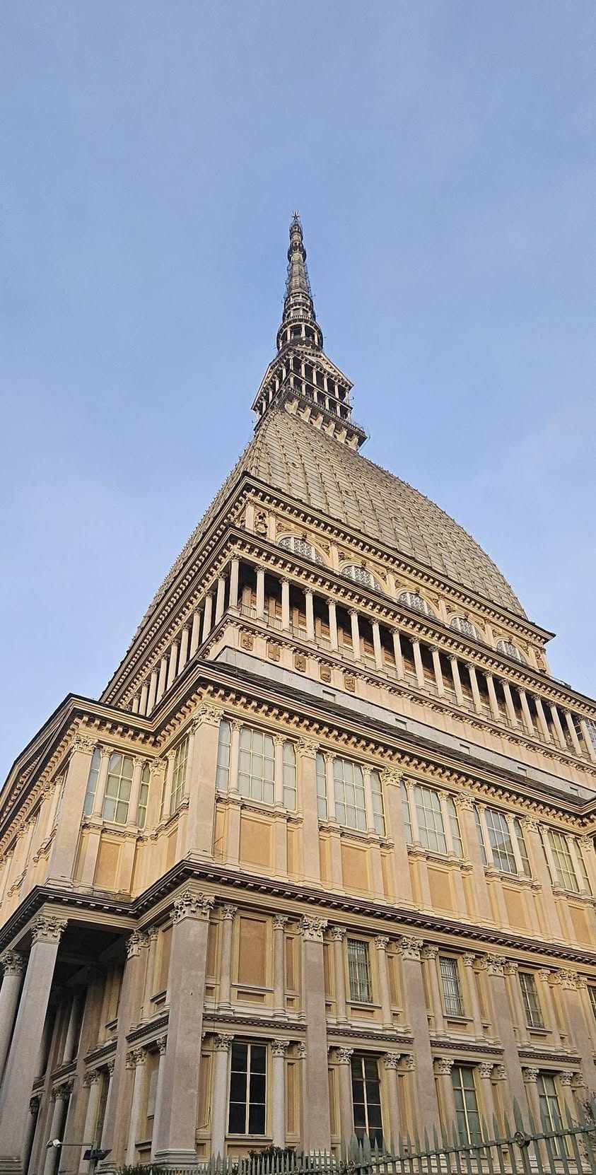Mole Antonelliana כפי שהיא נראית מרחובות טורינו
