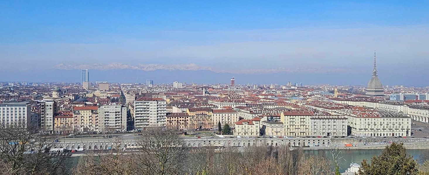 מבט פנורמי על טורינו, נהר הפו ומגדל Mole Antonelliana