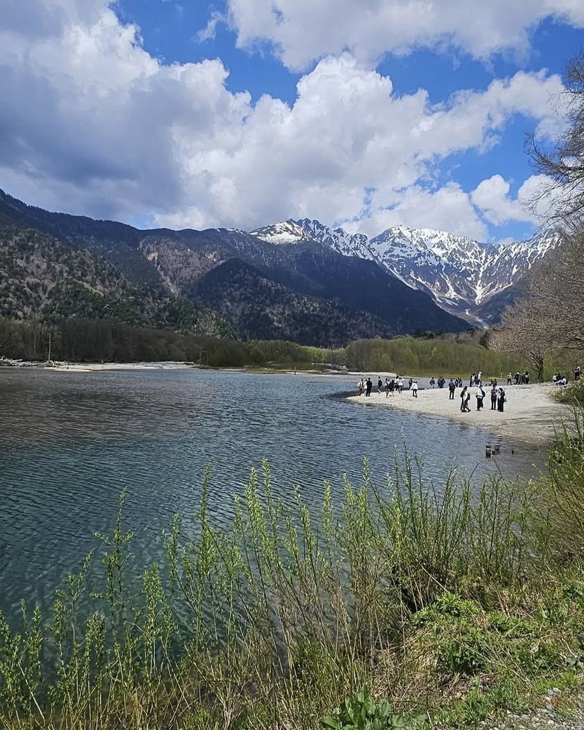 מים צלולים והרים מושלגים ליד Taisho Pond בקמיקוצ’י
