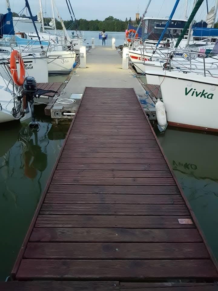מרינה על שפת אגם בצפון פולין