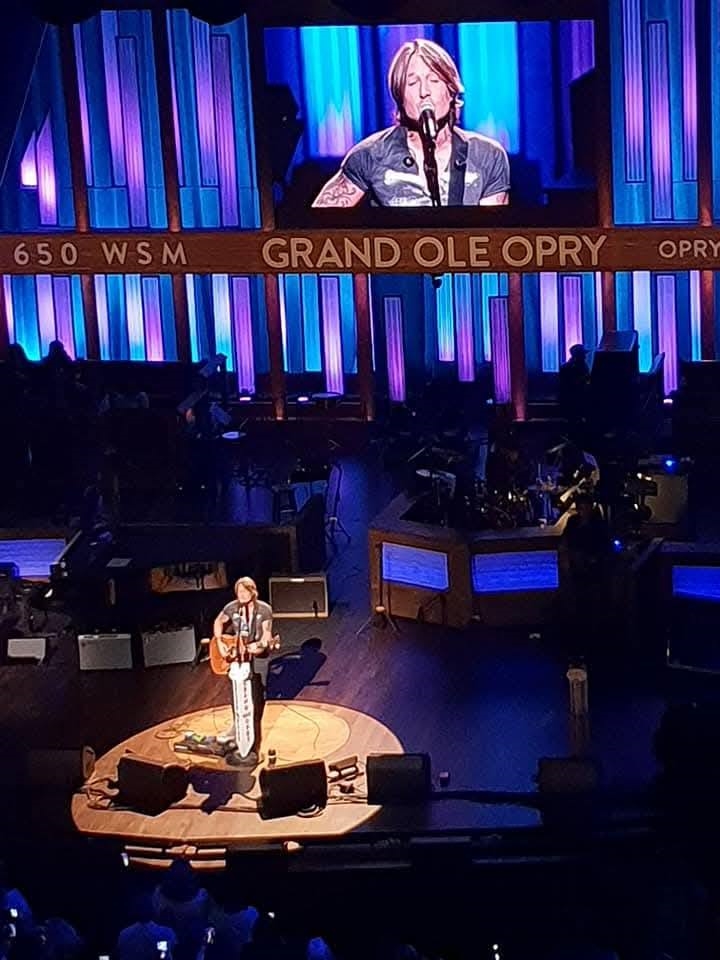 הופעה חיה על במת Grand Ole Opry בנאשוויל