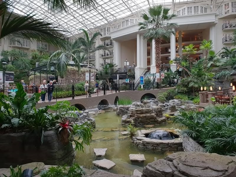 גנים ומים בתוך החלל המקורה של Gaylord Opryland Resort