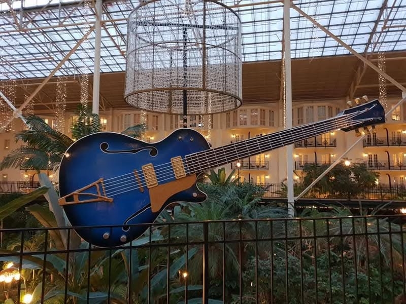 גיטרה גדולה בתוך החלל המקורה של Gaylord Opryland Resort בנאשוויל