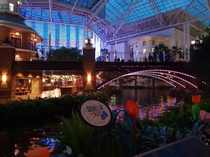 שביל מים וגשר בתוך Gaylord Opryland Resort בנאשוויל