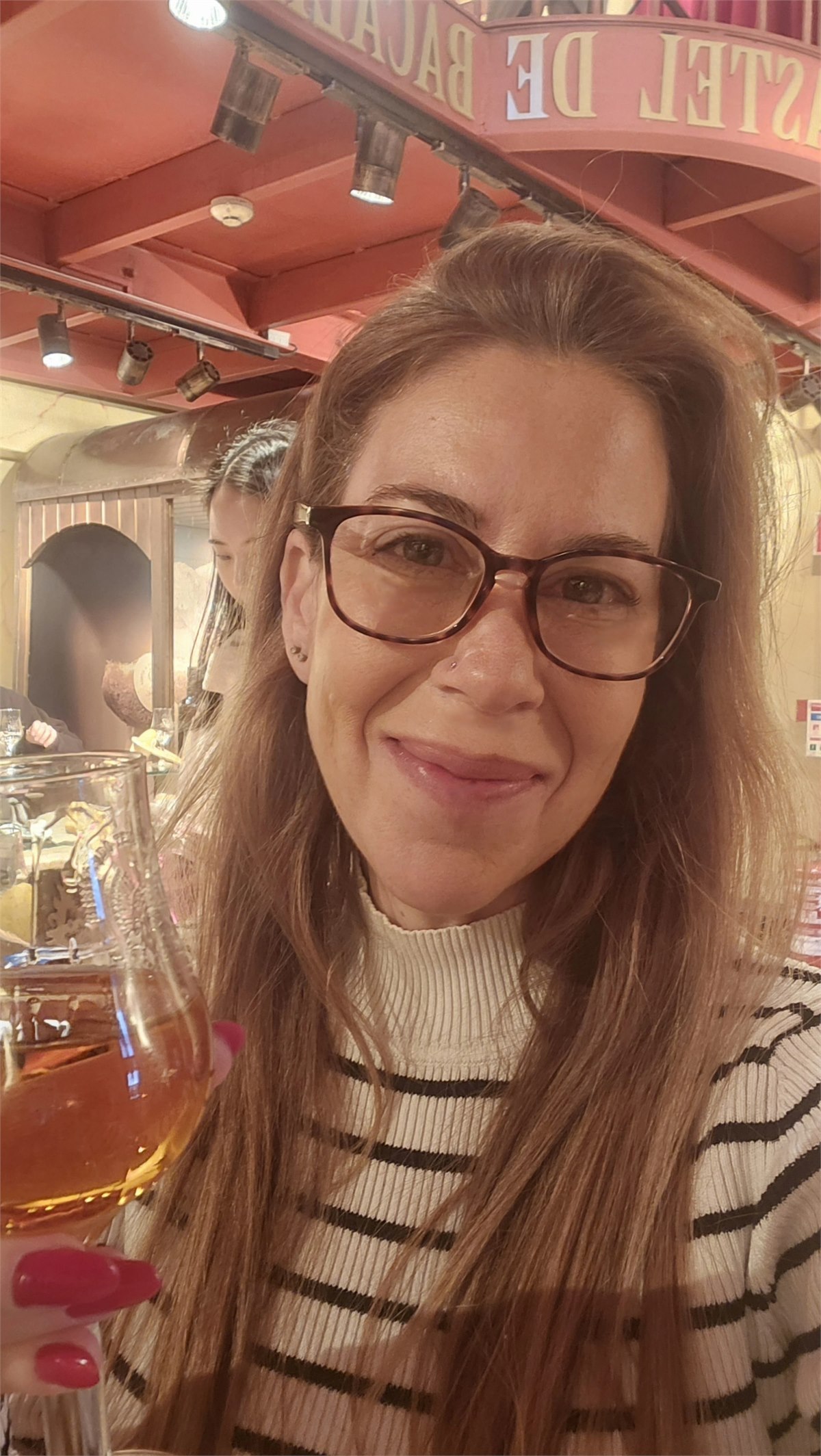 אורלי מחזיקה כוס במהלך בילוי בטיול