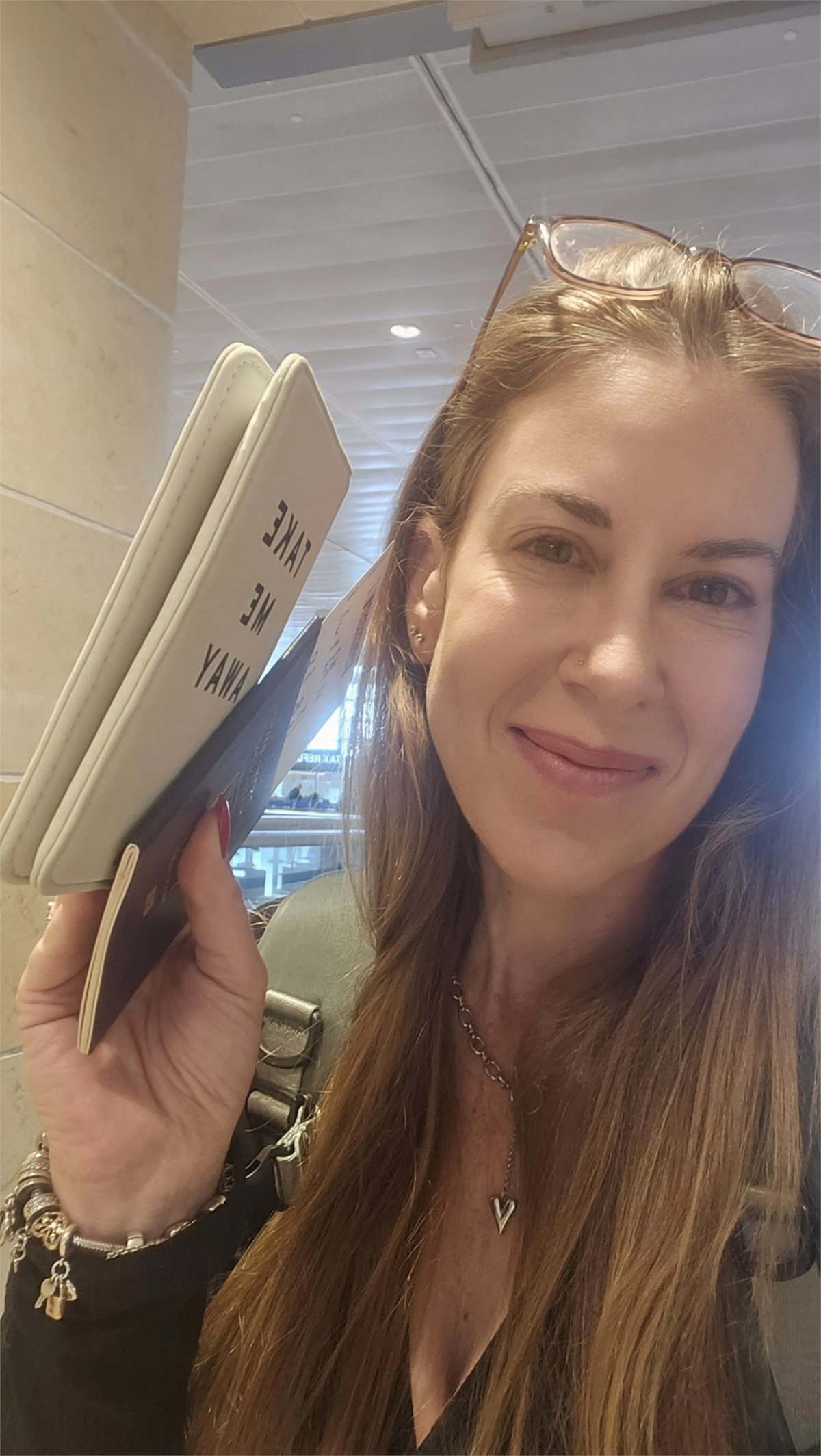אורלי בשדה התעופה עם מסמכי נסיעה